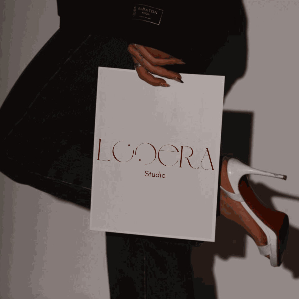 Affiche blancge avec le logo Looera studio